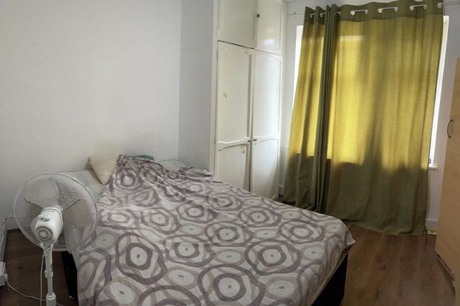 195, Grantham Road, London photo 2