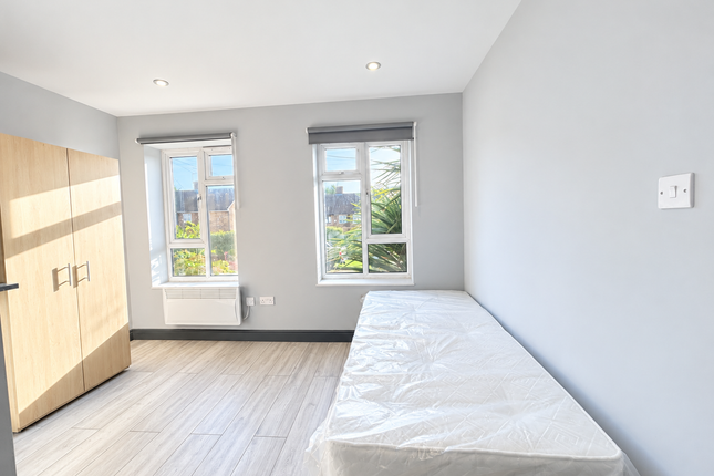 Room 2, POTTERS BAR photo 3