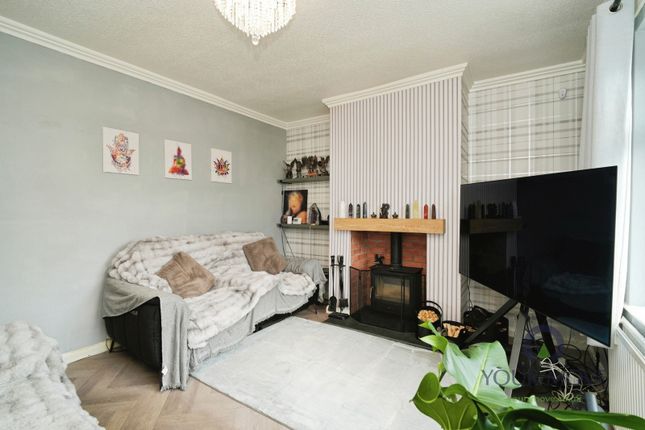 26, Oakworth Croft, Oldham photo 3