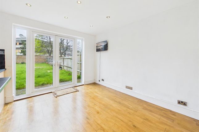 2, Claremont Close, Walton-On-Thames photo 3