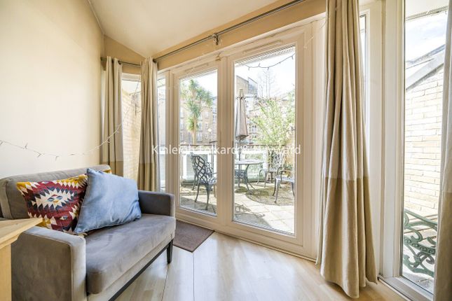 Woodland Crescent, London photo 4