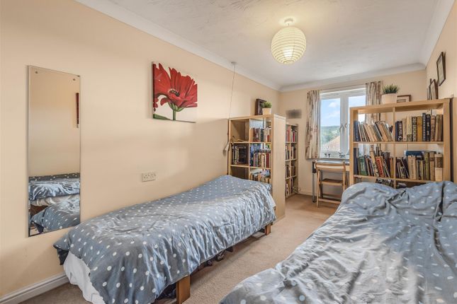 Flat to rent in Peelers Court, Bridport, Dorset