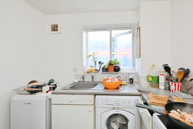 69, Dads Wood, Harlow photo 3