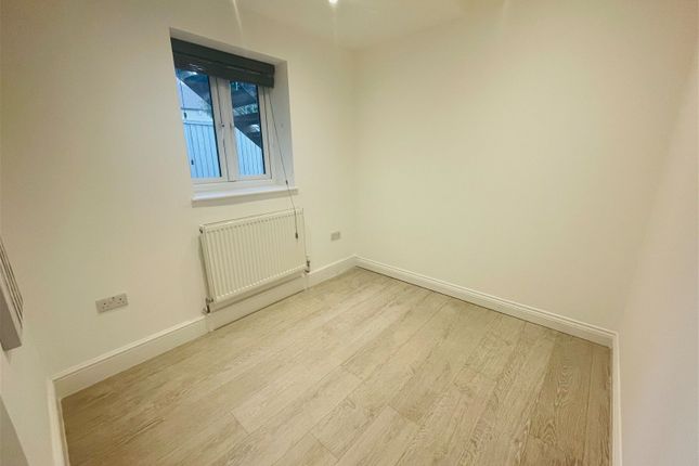 Flat to rent in Mitcham Road, London