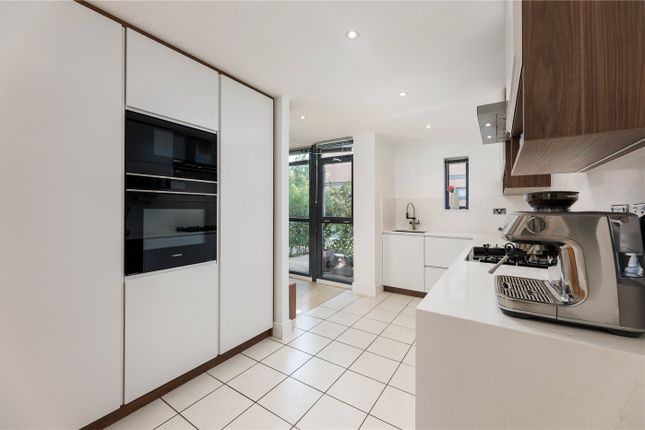 17, Scott Avenue, London photo 3