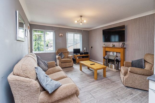 Flat for sale in Oak Close (Priory Park), Dunstable
