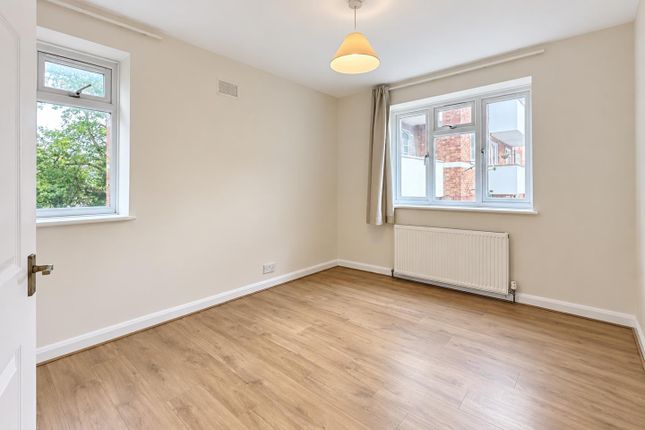 Flat 30, Wilton Court, Wilton Road, London photo 3