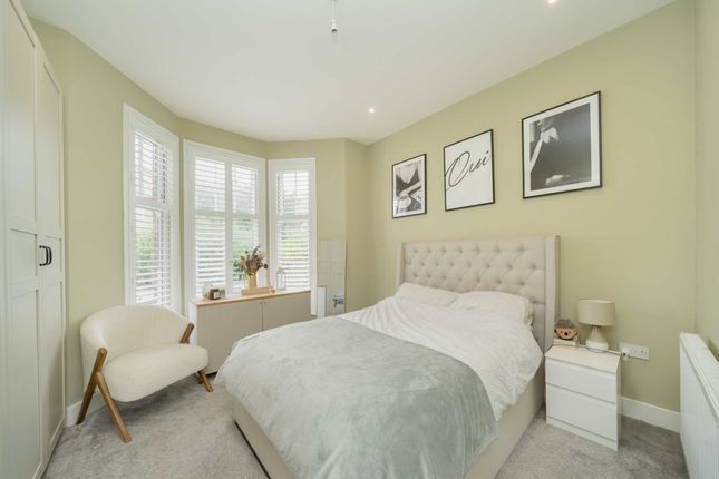 Flat 2, 141, Ferme Park Road, London photo 4