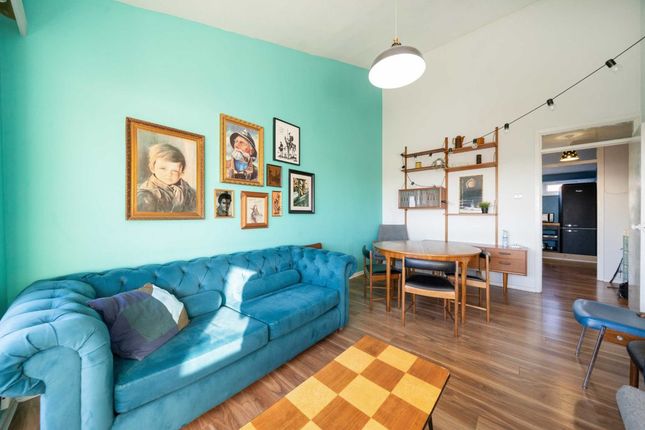 Flat for sale in Duncombe Road, London