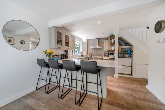 9, Willow Way, Surrey photo 3