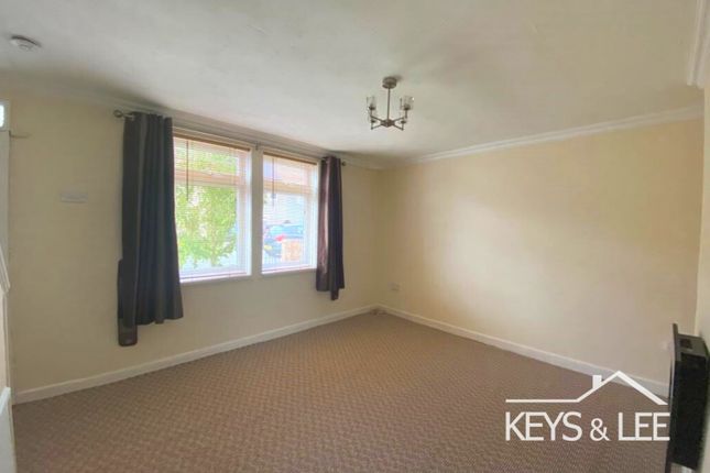 8, Holt Way, Chigwell photo 3