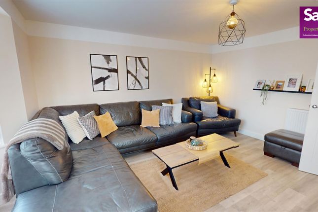 32, Heol Lowri, Cwmbran photo 3