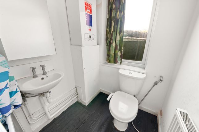 2C, Rayners Crescent, Northolt photo 5