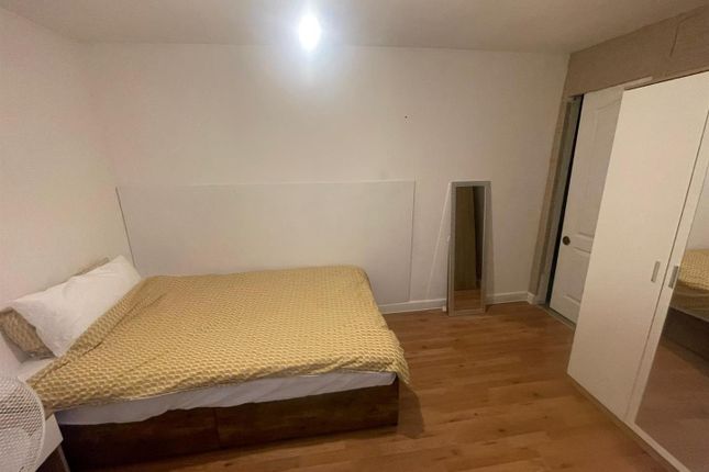 Room to rent in Hydeside Gardens, Edmonton, London