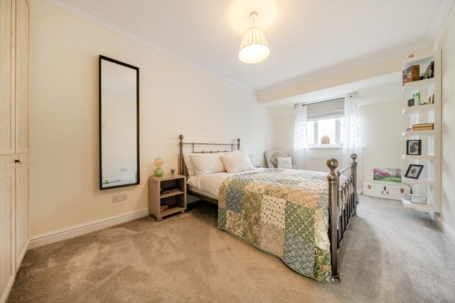 5, Plantation Close, Greenhithe photo 3