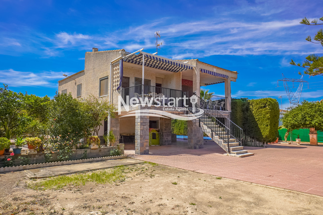 Villa for sale in Alicante, La Marina, Urb. El Oasis
