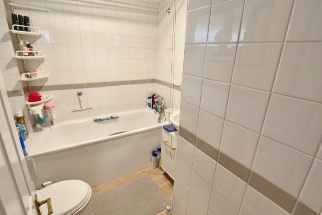 Flat for sale in Goodenough Way, Coulsdon