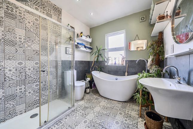 81B,, Birkhall Road, London photo 4