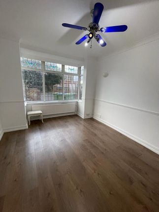 Studio to rent in Room 3, London