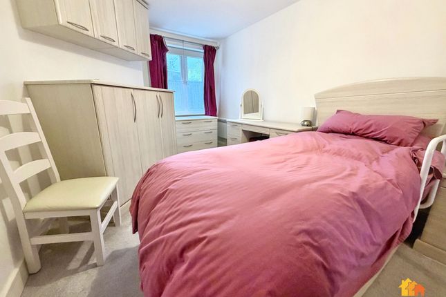 12 Liberty Court, Chesham photo 4