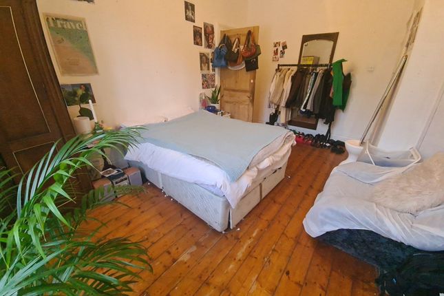 A Cozy Double Bedroom Featuring A Comfortable Doub...