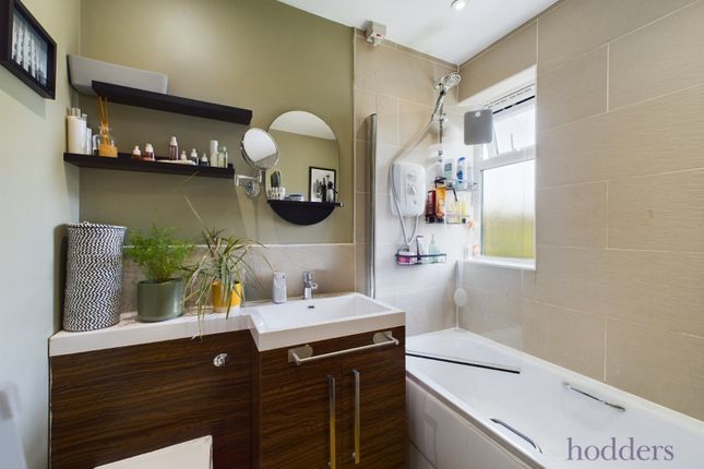 18, Hazelbank Court, Chertsey photo 4