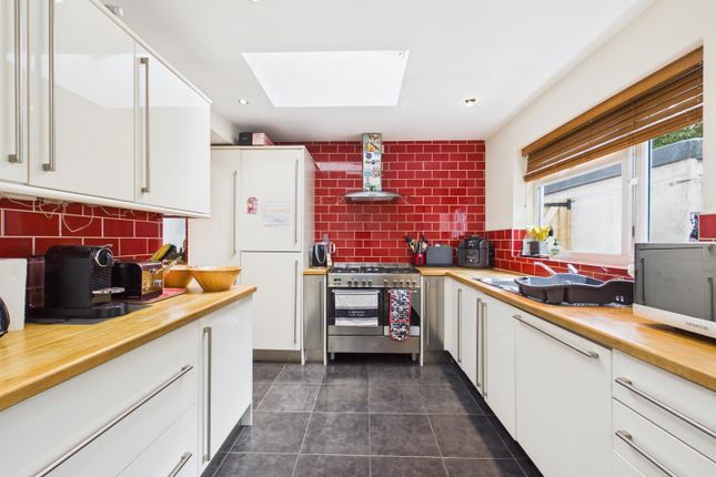 52, Court Avenue, Coulsdon photo 2