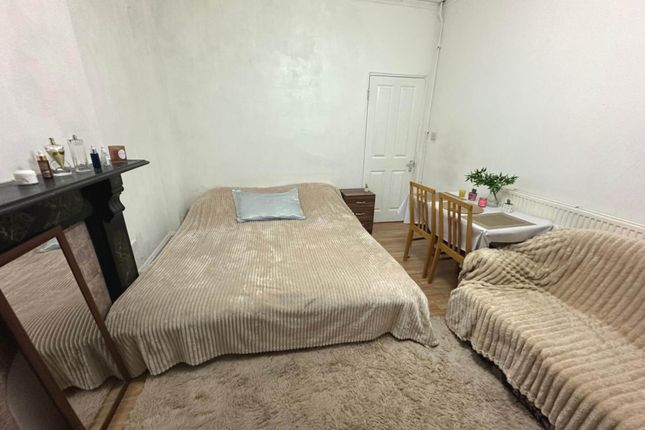 Room 2, Hereford Road, London photo 3
