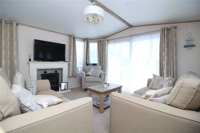 43, Seabreeze, Near Milford On Sea photo 4
