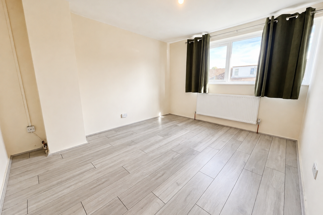 48, Basildon photo 3