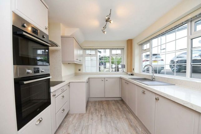 82 Roe Green, Manchester photo 2