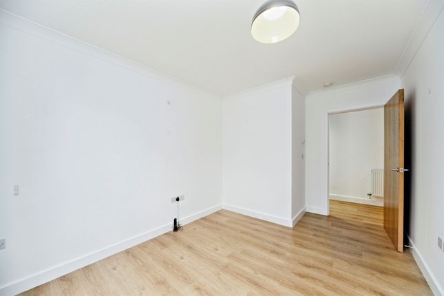 17, St. Catherines Close, London photo 3