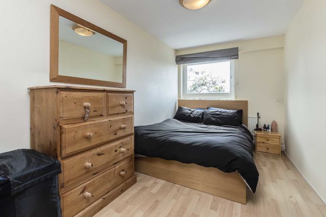 Flat to rent in St. John's Avenue, London