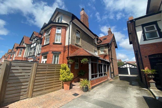 Flat to rent in Park Road, Wirral