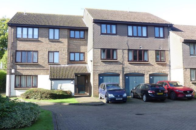 Thumbnail Flat to rent in Connaught Gardens, Crawley