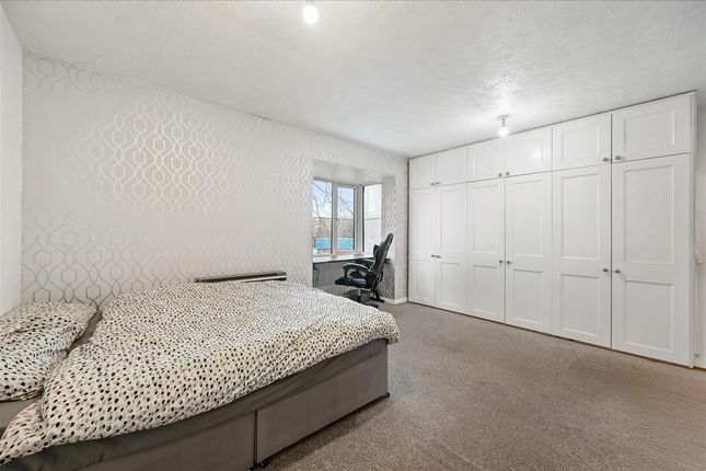 25, Kestrel Close, London photo 4