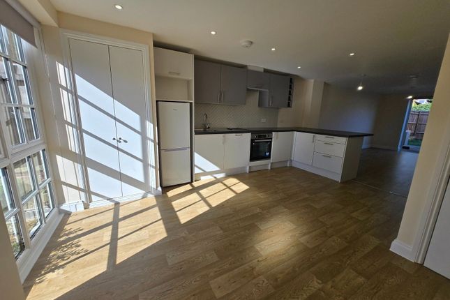 8, Johnson Close, Egham photo 4