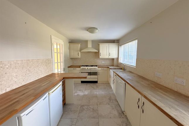 27, Whitecross Drive, Weymouth photo 3