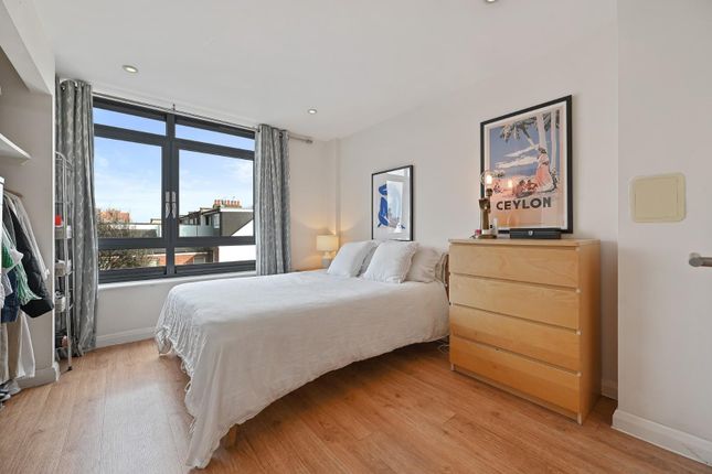 Flat to rent in Vandervell Court, London