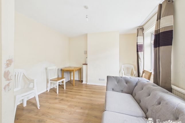 28, Stuart Crescent, Winchester photo 2