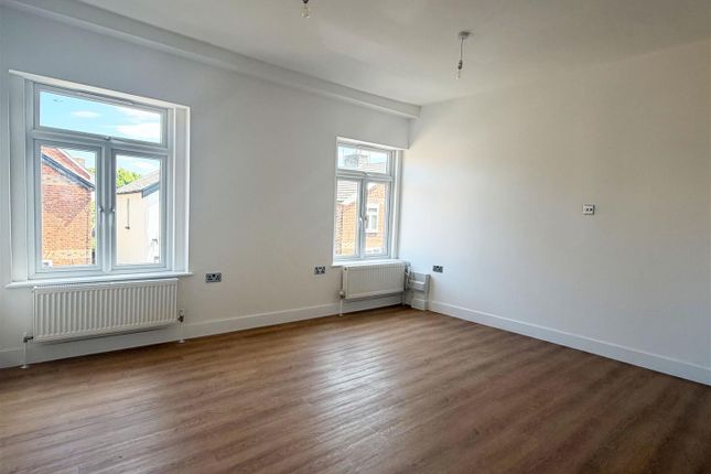 Flat 2, 22, Station Road, Chertsey photo 4