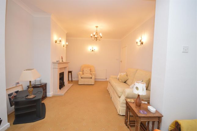 29, Springfield Avenue., Knottingley photo 4