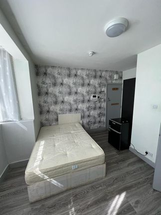 Thumbnail Flat to rent in Appletree Avenue, West Drayton