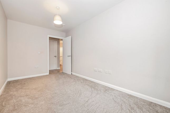 10, Royal Court, Queen Marys Avenue, Watford photo 4