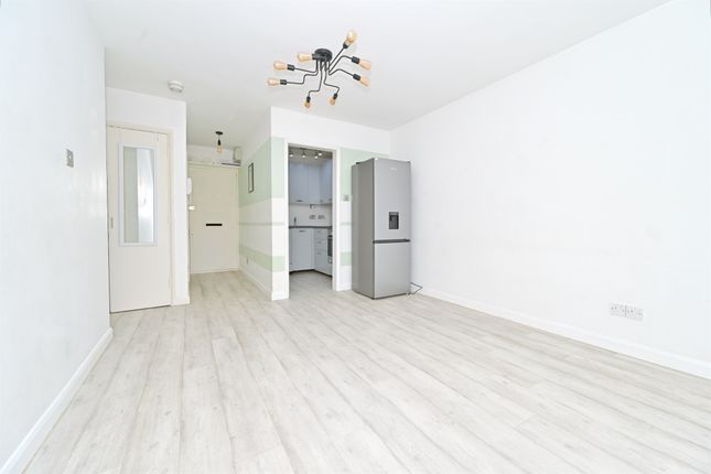Flat 22, The Gables, North Orbital Road, Watford photo 2