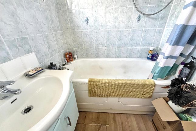 46, Highbrook, Corby photo 3