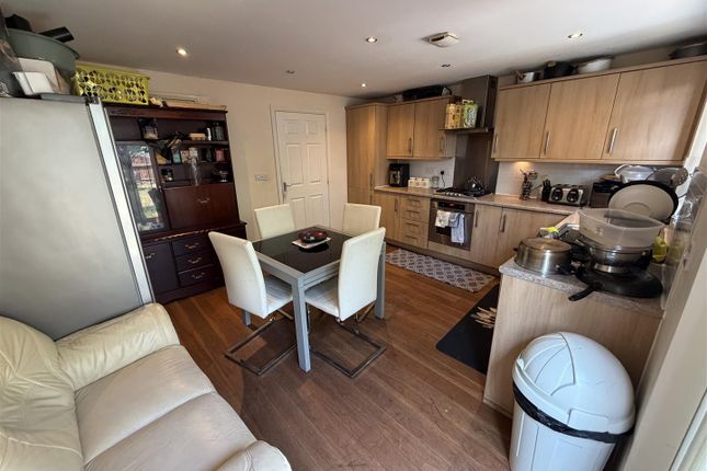 18, Enders Close, Enfield photo 3