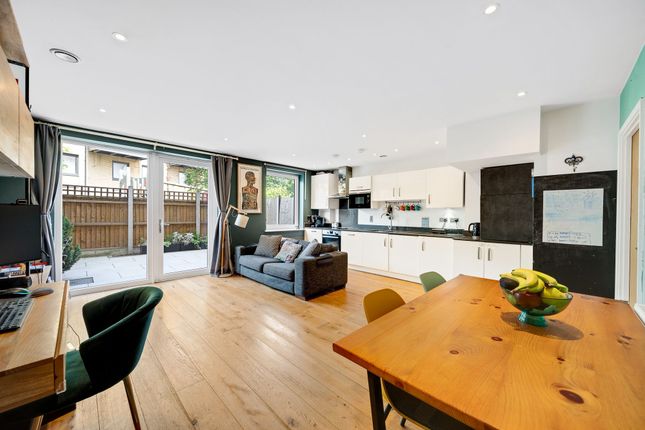 Flat 11, 49 Commerell Street, London photo 3