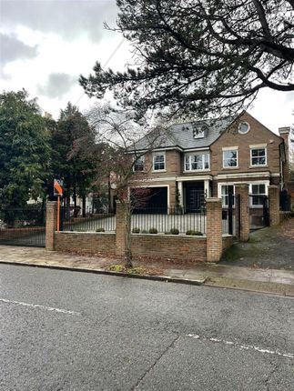 Thumbnail Property for sale in Oakleigh Park South, London