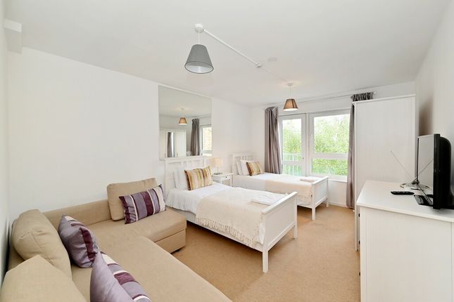 Thumbnail Flat to rent in Crefeld Close, Hammersmith